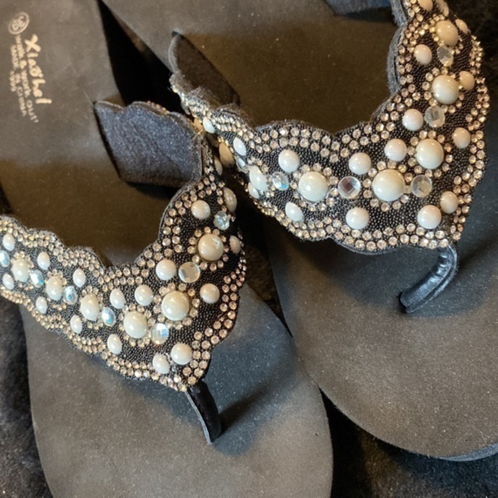 Flip flops, lightweight sandals EUC